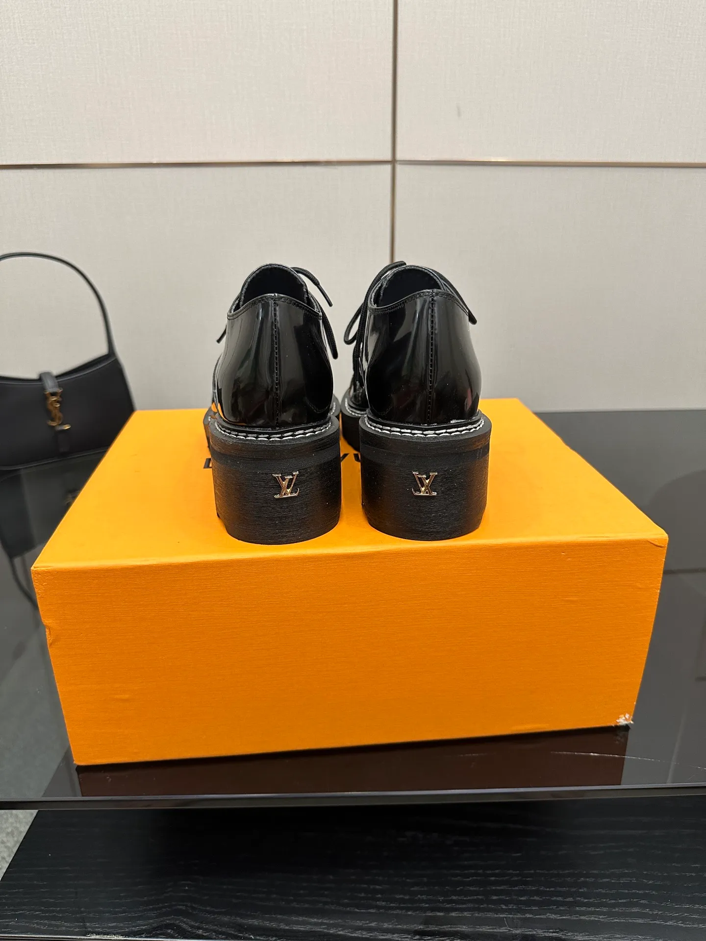👟👟Ex-factory price 720👟👟 LOUIS VUITTON Louis Vuitton counter latest model top version LV inner cowhide material is real! Original 1:1 material reproduction! Modern and casual in one! Release a strong aura like a queen 🔥Capture everyone's attention instantly💃 Inner/foot pads: imported cowhide Fabric: cowhide Outsole: full genuine leather Code number: 35-41 (40, 41, 42 customizations are not returnable)